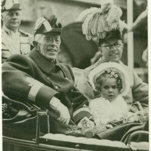 Konungen (Gustaf V), kronprinsen och prinsessan Margaretha. Obeg