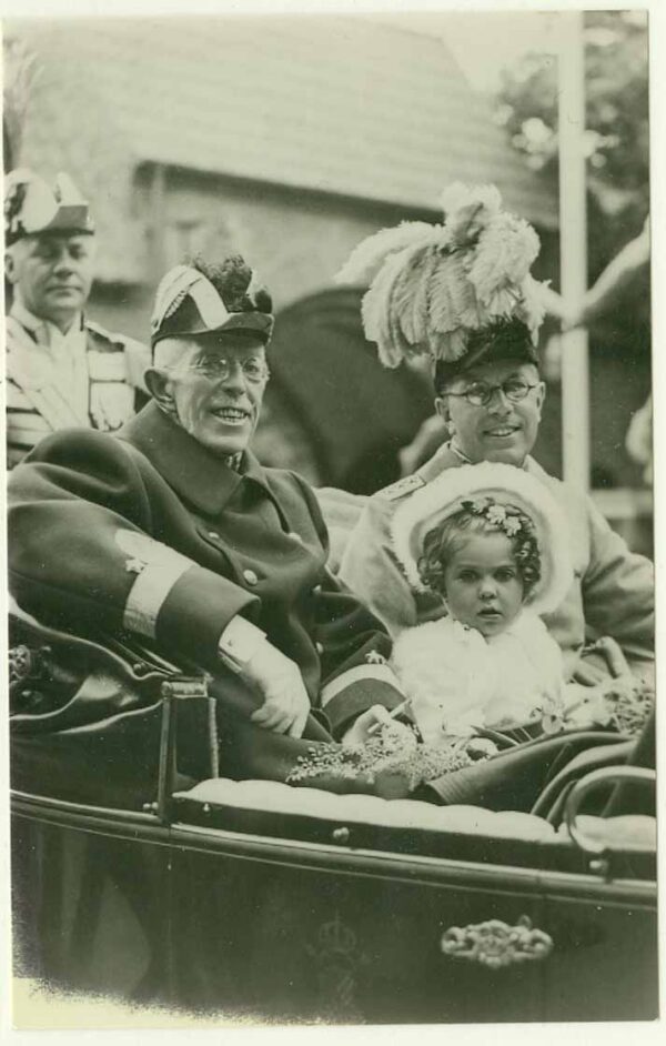 Konungen (Gustaf V), kronprinsen och prinsessan Margaretha. Obeg