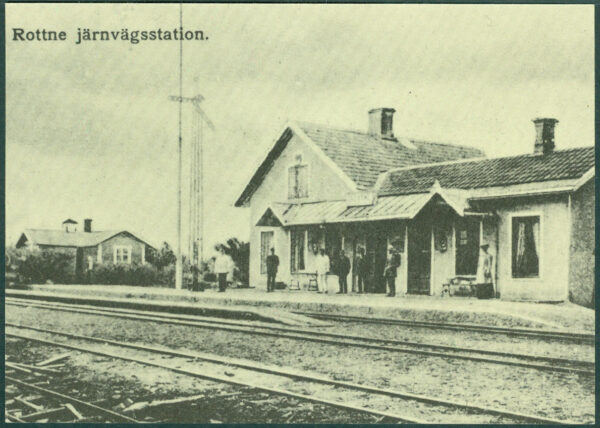 Rottne järnvägsstation från spårsidan 1920 nytryck obeg.