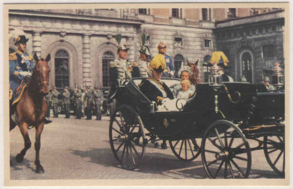 H.M. Konung Gustaf V med Prinsessan Sibylla och "Lill-Prinsen" - obegagnat.