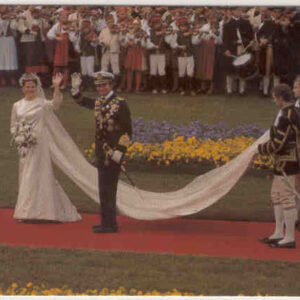 19.6 1976. Spelmansuppvaktning nedanför Logården, H.M. Konung Carl XVI Gustaf och H.M. Drottning Silvia, obeg i gott skick